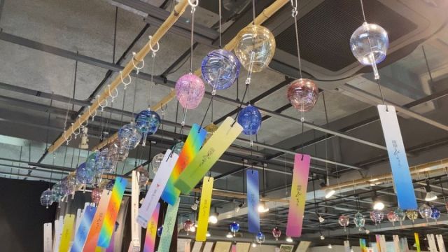 2023.05.22  MON
・
【風鈴祭りのご案内】
・
6月1日（木）より30日（金）まで
《2023風鈴祭り》を開催いたします
・
当社職人手作りの
薩摩切子風鈴をはじめ
・
宙吹きクリスタル風鈴も
どどどーーーんと割引販売いたします！
・
贈り物に、プレゼントに、ご自宅用に
是非この機会にお求めください
・
・
風鈴は８月末まで展示販売しておりますが
特価にての販売は６月だけとなります
・
皆様のご来店をお待ちいたしております

----------------------------------------------
・
※営業時間　9:00~16:30
・
----------------------------------------------
・
◆職人目線にて作業風景などを
　紹介している公式アカウント
・
@satsumakiriko.japan
・
◆薩摩切子 新ブランド  grad
・
@grad_satsumakiriko
・
-----------------------------------------------
・
#薩摩切子#薩摩黒切子#薩摩びーどろ工芸#職人技#匠#鹿児島#さつま町#伝統工芸品#真善美#風鈴祭り#今年もやります#クリスタル風鈴#薩摩切子風鈴#厄除け#魔除け#風鎮#チリンチリン
・
#japan#kagoshima#satsumakiriko#glass#cutglass#traditionaljewellery